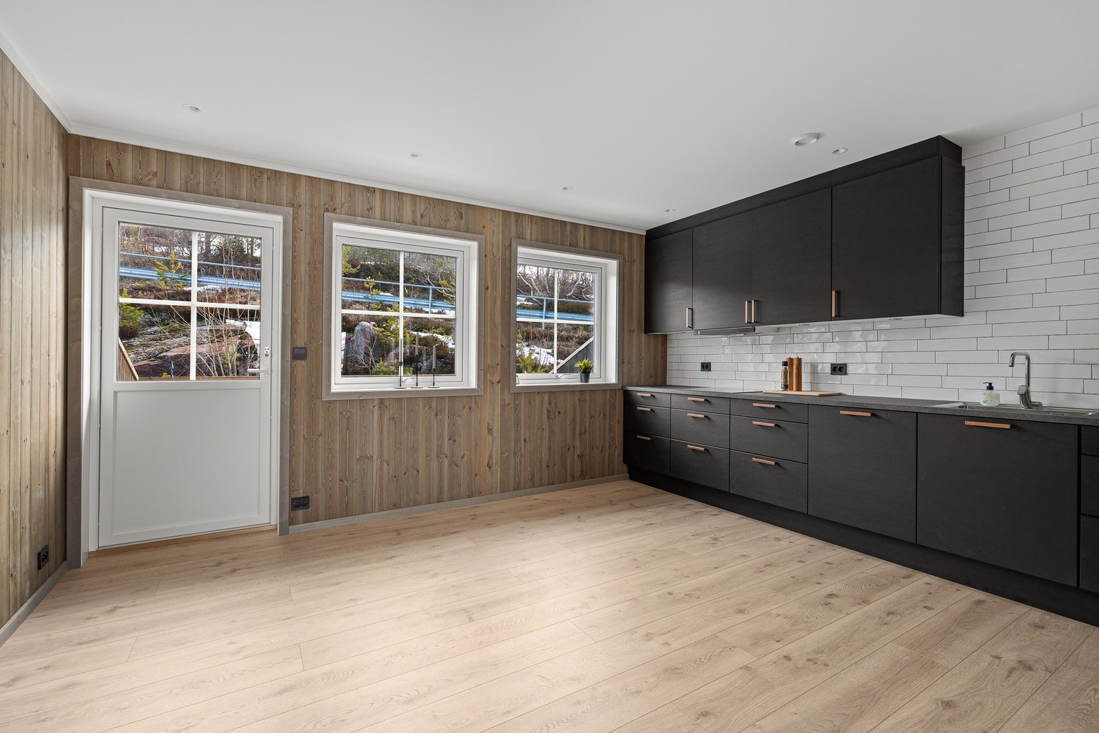 Kjøkken med spiseplass og utgang til veranda Galleribilde