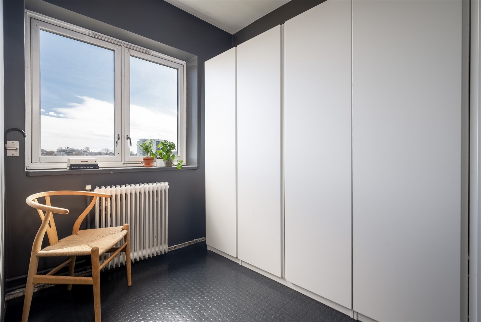 Soverom 2 blir i dag brukt som walk-in, men fungerer ypperlig som et gjesterom, kontor eller hobbyrom. Galleribilde