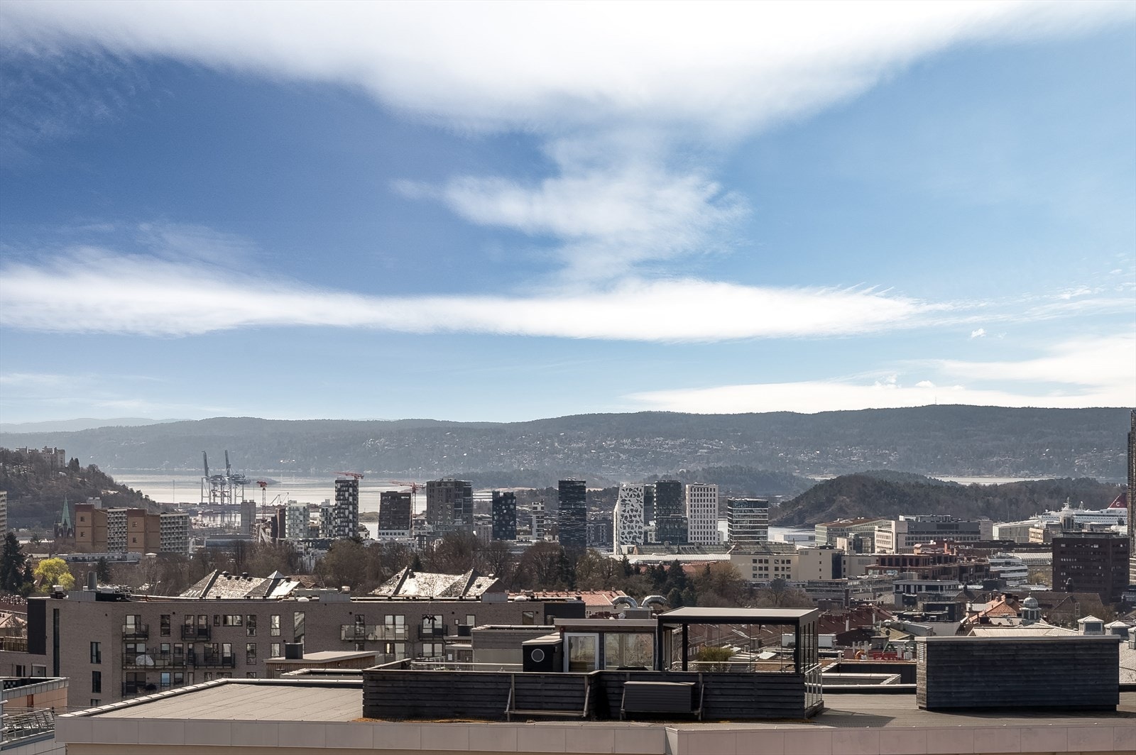 Leiligheten har en fin utsikt fra gode vindusflater. Galleribilde