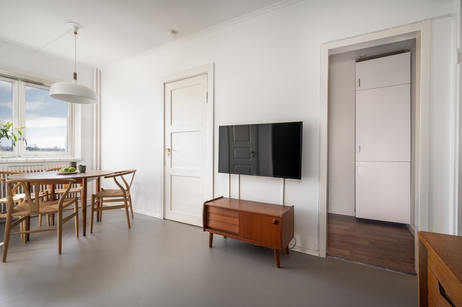 Fra stuen er det inngang til kjøkkenet. Galleribilde