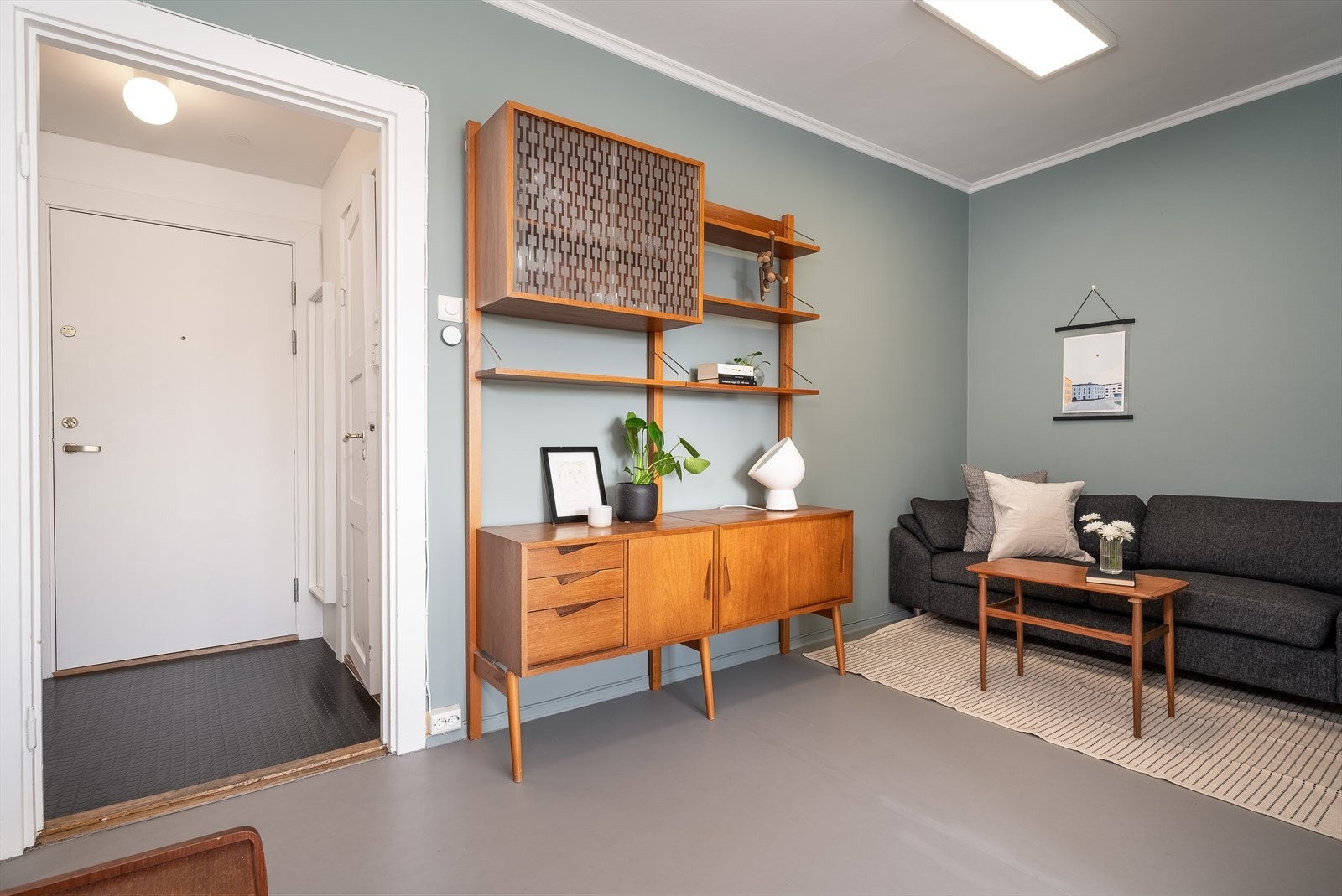 Plass til sofa, mediemøbler og spisebord. Galleribilde