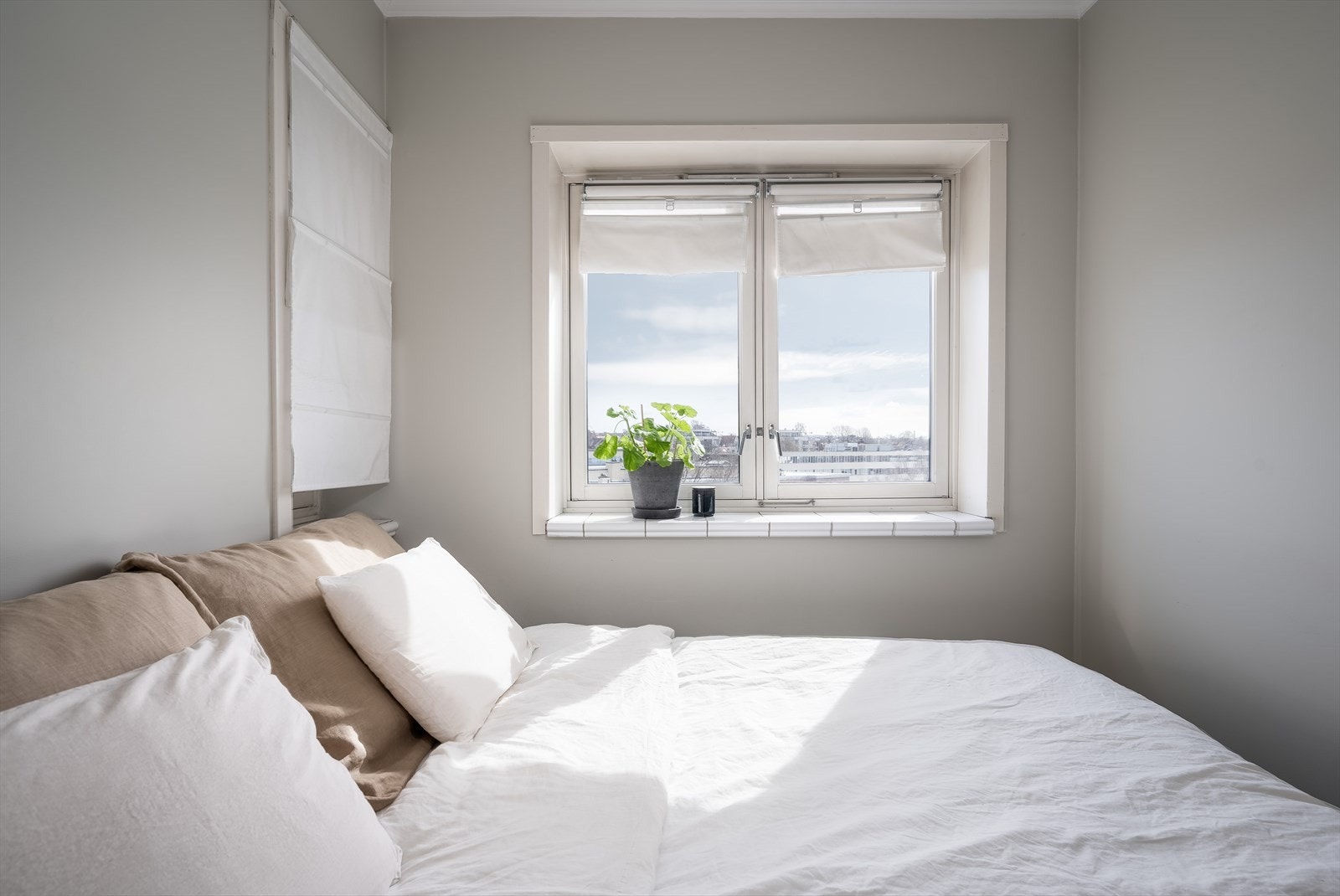 Her har du plass til dobbeltseng, tilhørende nattbord og annet soveromsinteriør. Galleribilde