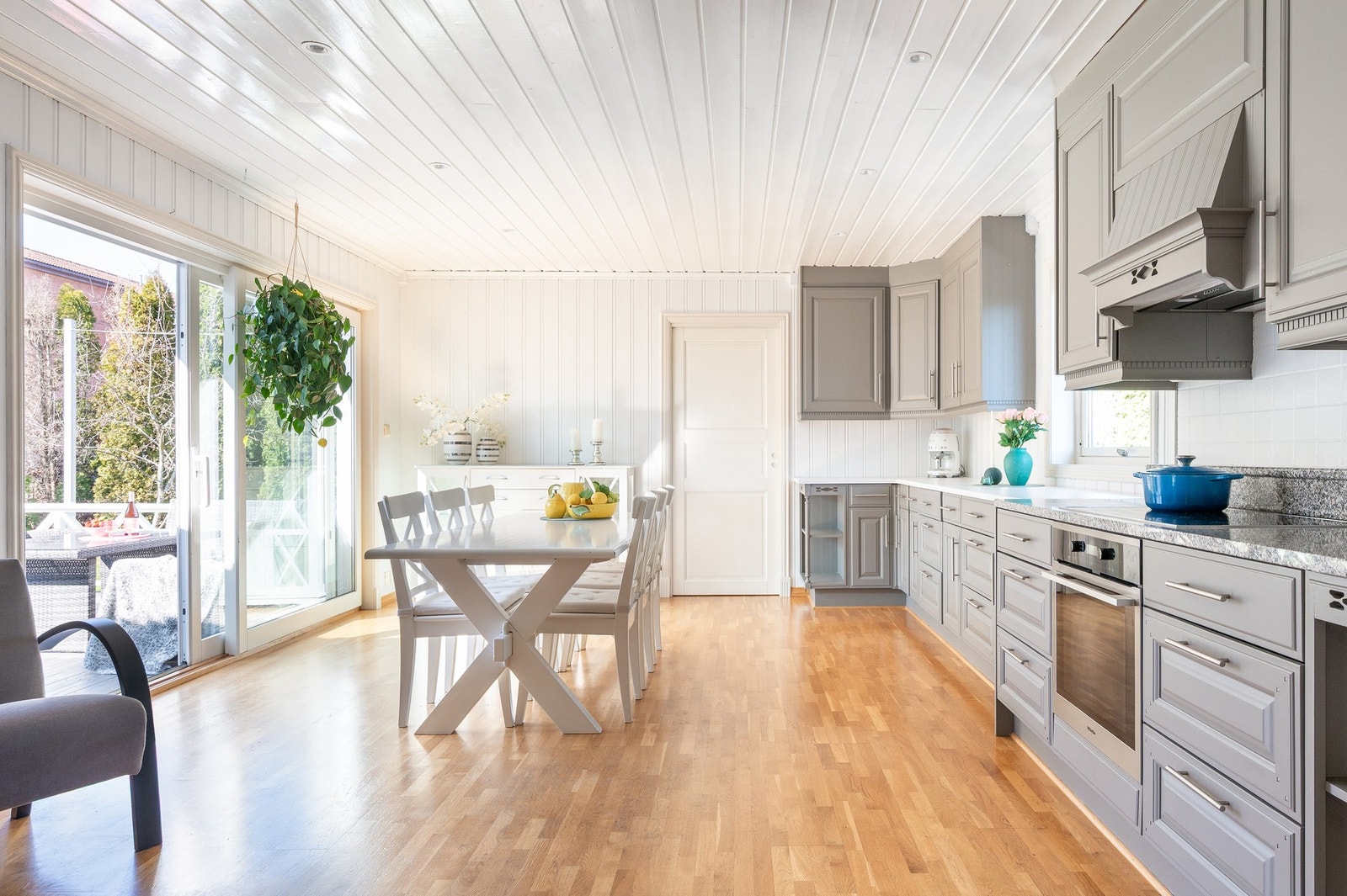 Huset har et romslig kjøkken med god plass til kjøkkenbord og mye innredning. Galleribilde