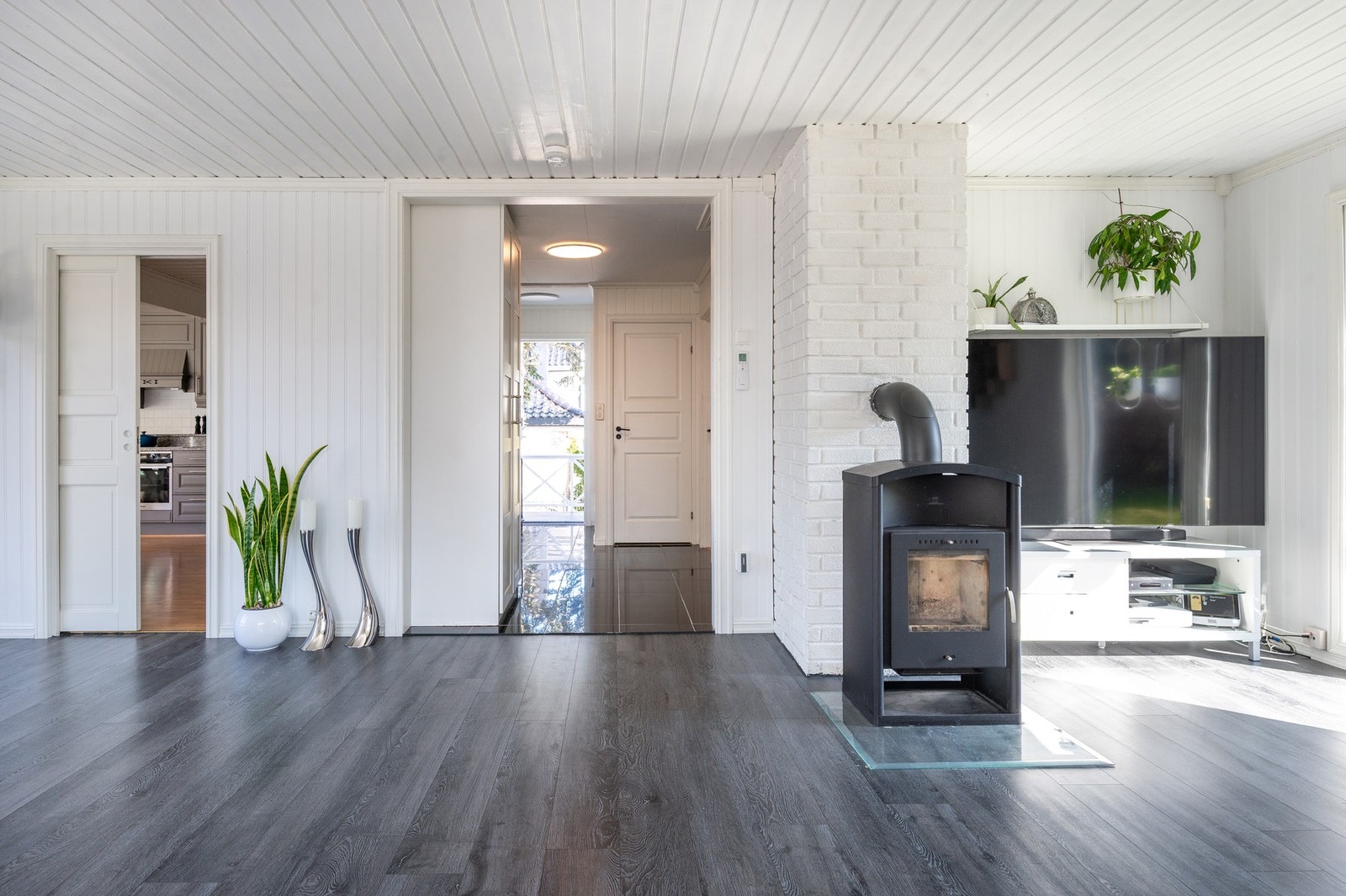 Boligen er oppvarmet med elektrisitet, varmepumpe og peis. Galleribilde