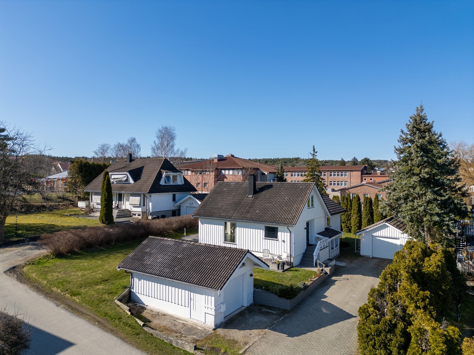 Eiendommen ligger solrikt til med vestvendte uteplasser, en stor hage og to garasjer til bruk for lagring og parkering. Galleribilde