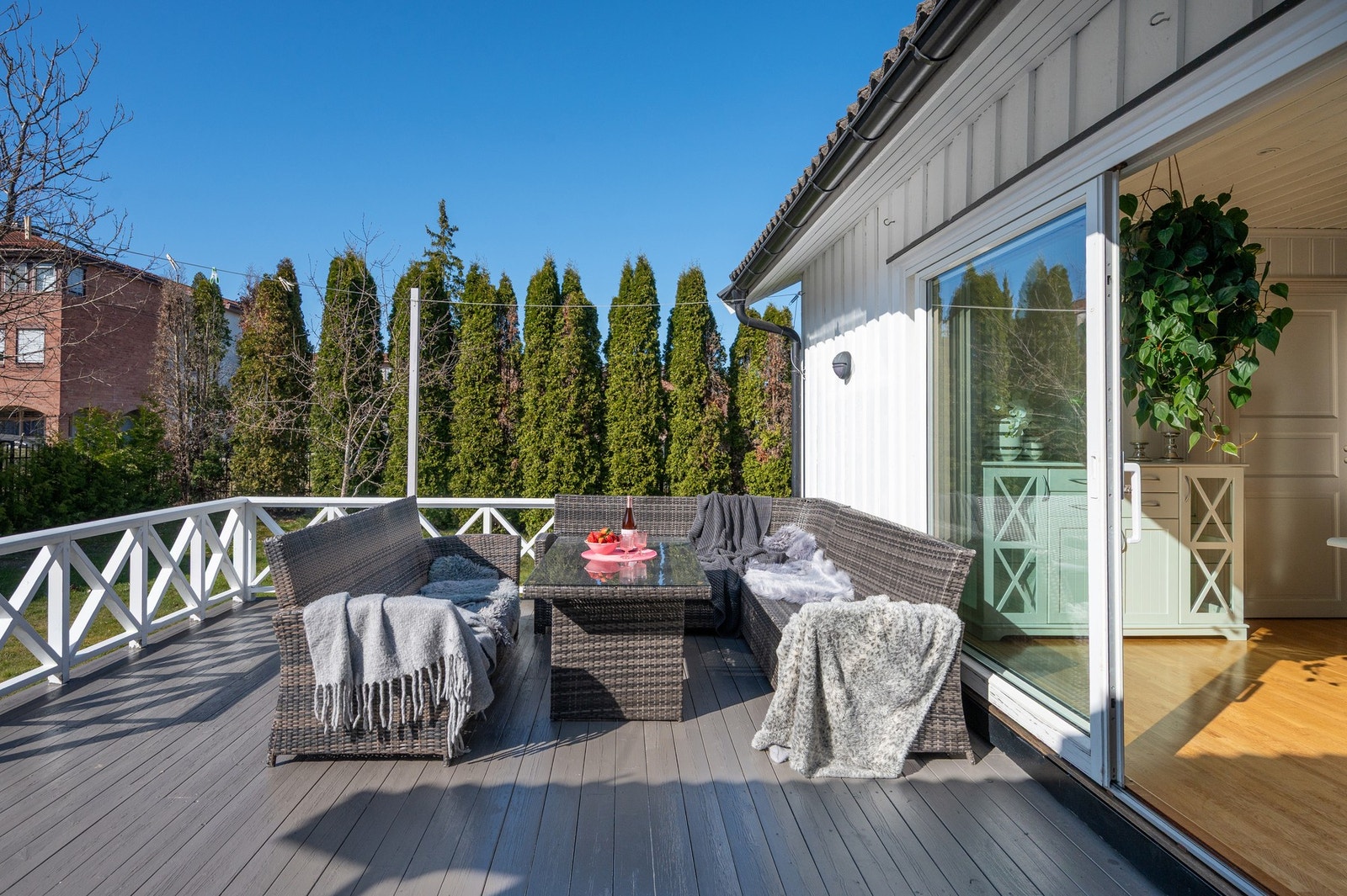 Terrassen er stor med god mulighet for møblering. Galleribilde