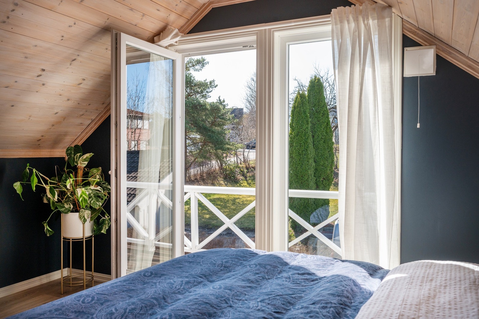 Rommet har utgang til en fin luftebalkong. Galleribilde