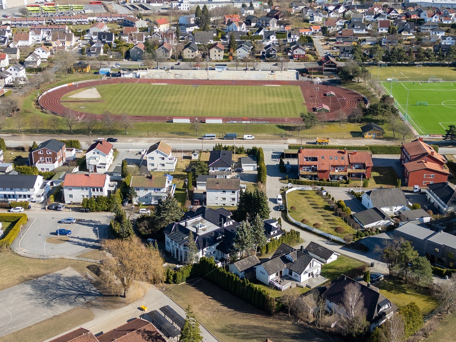 Eiendommen ligger nær friidrettstadionen med fotballbaner. Galleribilde