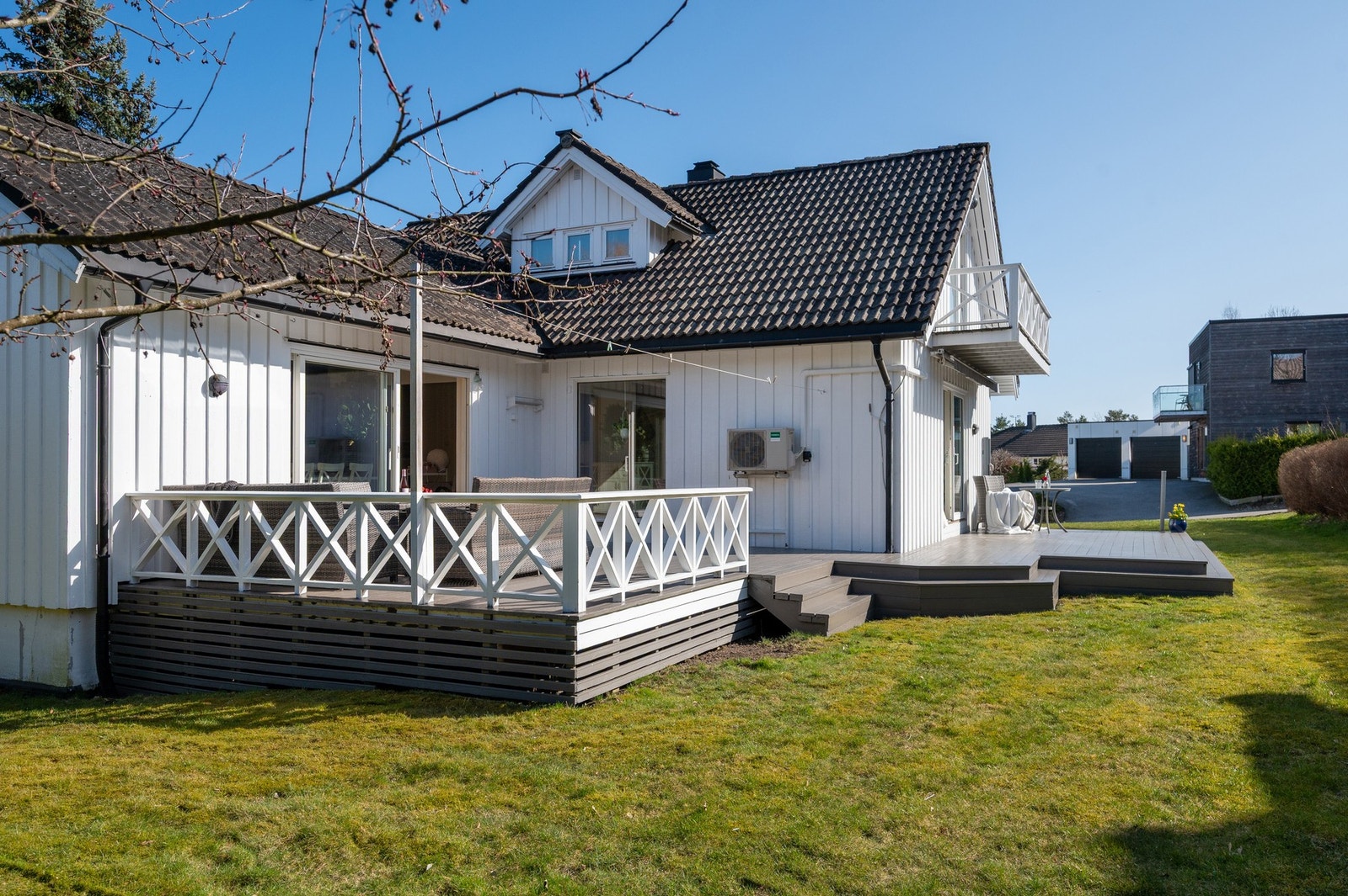 Søren Klæboes vei 12 er en romslig og fin familiebolig i en skjermet og stille blindvei på Lisleby. Galleribilde