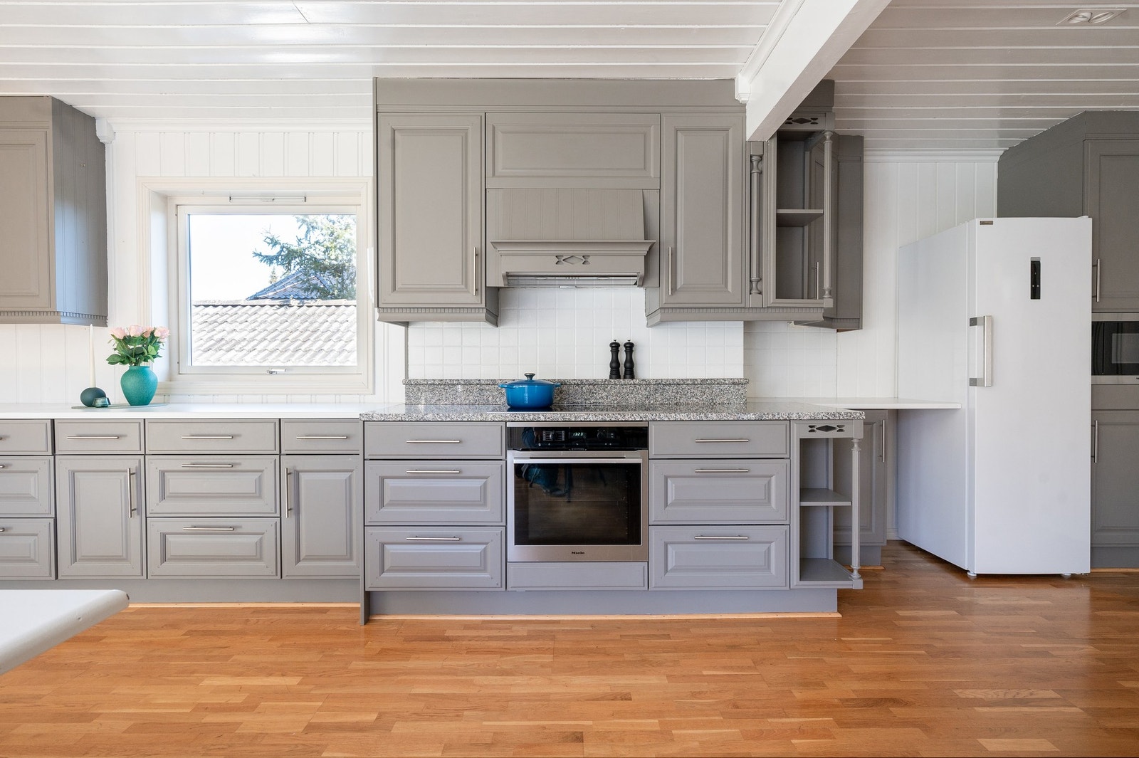 Kjøkkenet har integrert induksjon platetopp fra Miele (2022), Miele stekeovn og oppvaskmaskin. Galleribilde