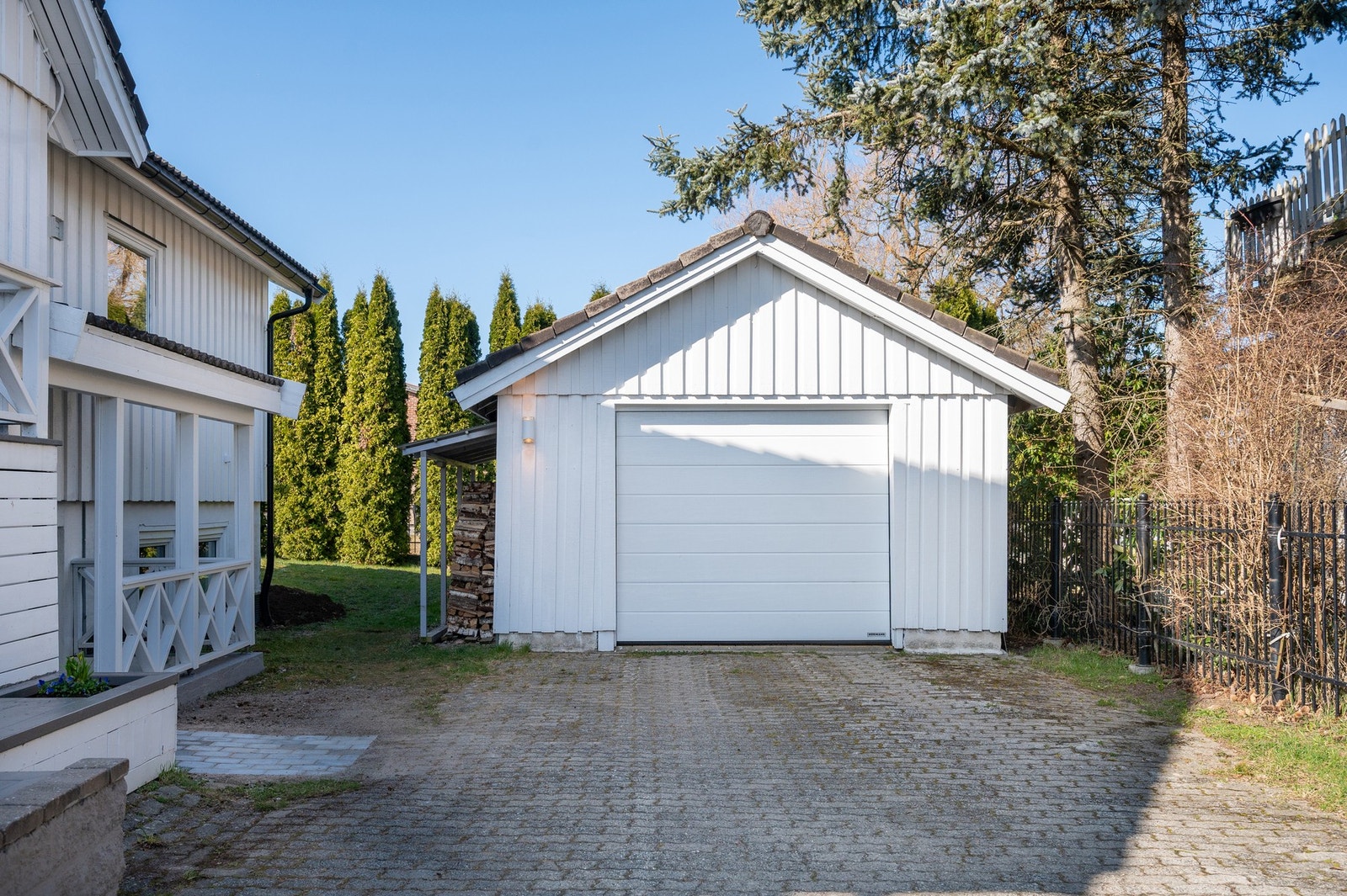 Eiendommen har to frittliggende garasjer. Den ene er isolert. Galleribilde