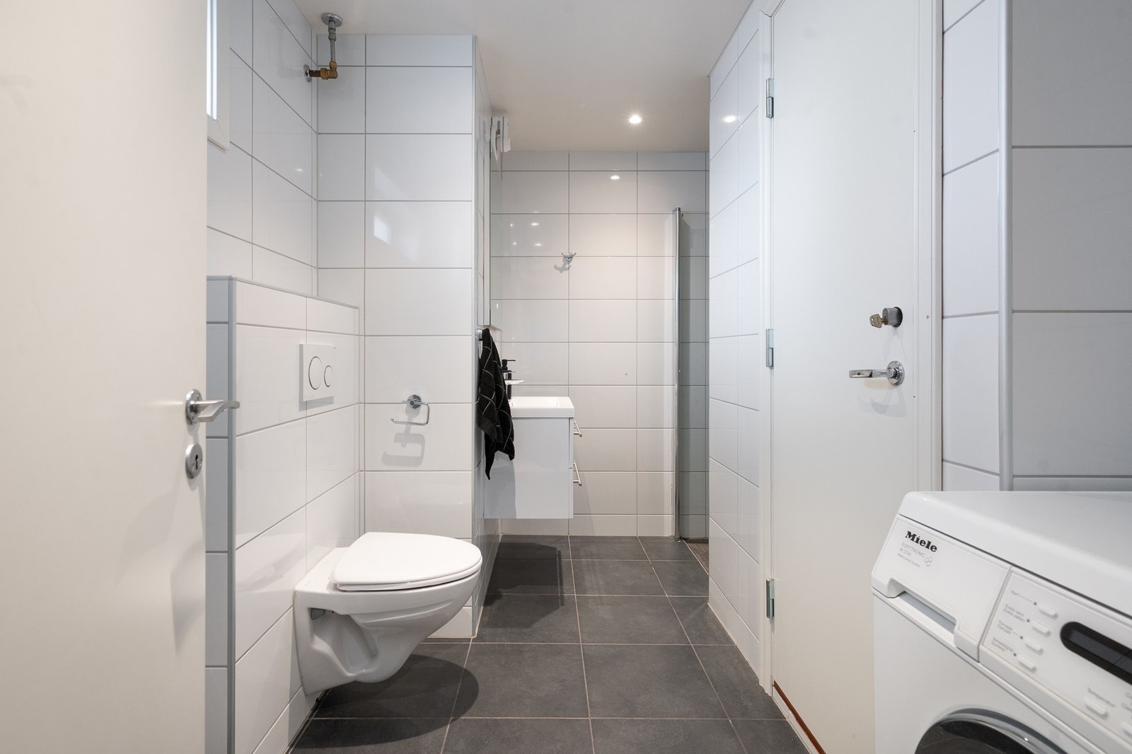 Badet er romslig og pusset opp i 2020. Galleribilde