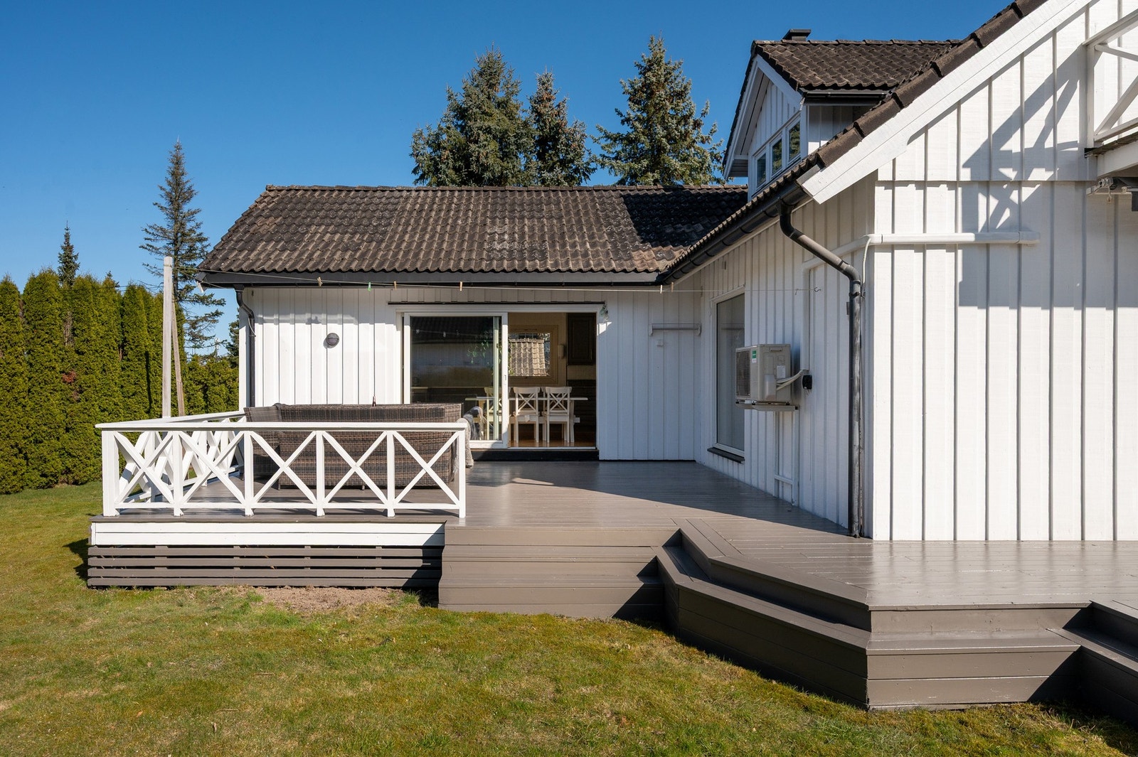 Trappen ned til plenen knytter hagen fint sammen med boligen, Terrassen er ca. 48 m2. Galleribilde