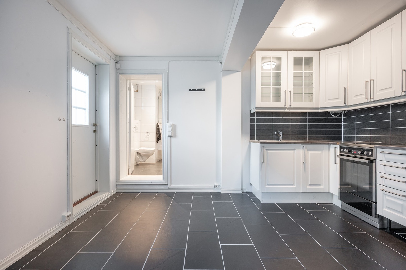 Deler av underetasjen er innredet som egen hybeldel. Dette er ikke søkt om. Galleribilde