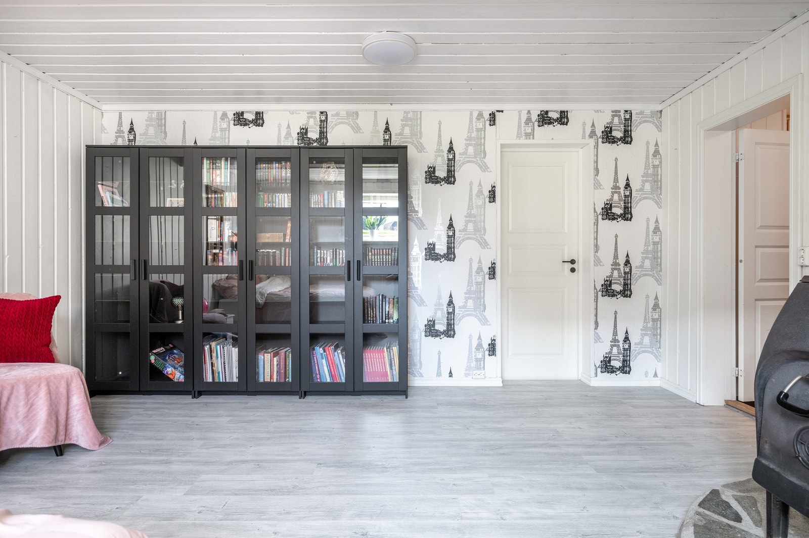 Inn døren er det en romslig bod. Galleribilde