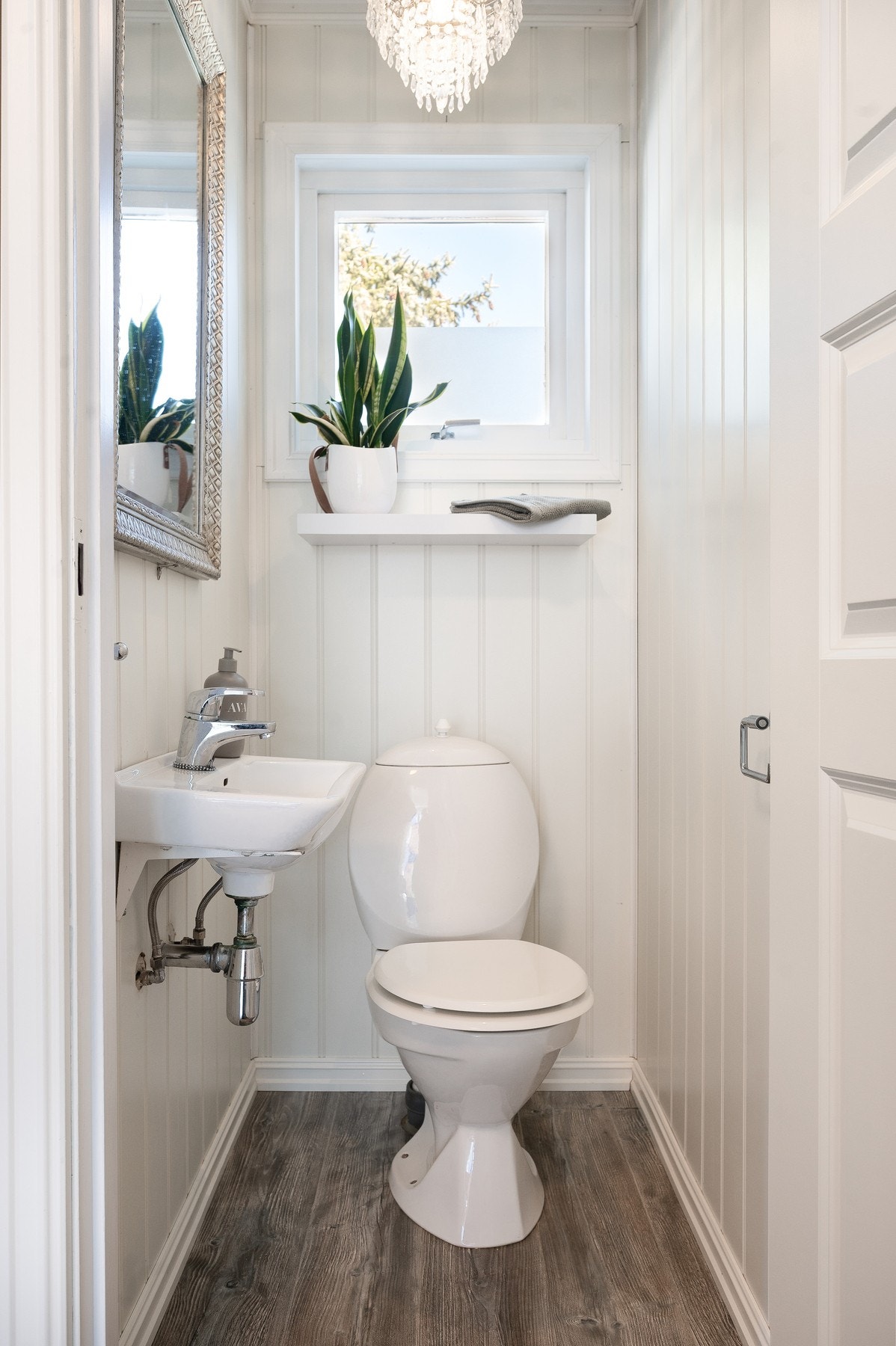 Gjestetoalett ved entrèen. Galleribilde