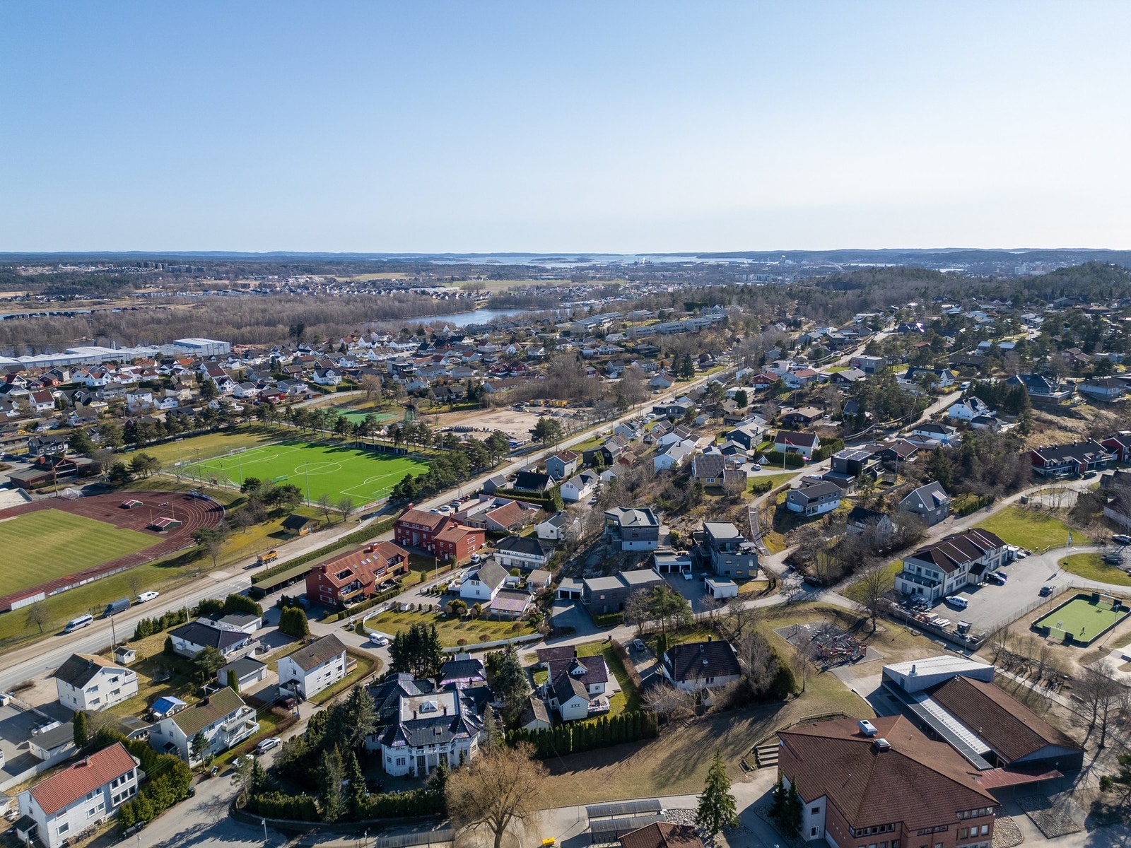 Nærmeste matbutikker og andre servicetilbud ligger på Wilbergjordet ved Rolvsøyveien og på Snippen på Lisleby. Galleribilde