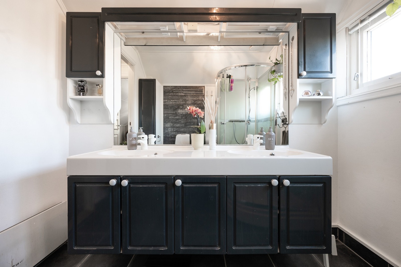 Boligen har tre bad. Dette badet ligger i 2. etasje tilknyttet soverommene. Galleribilde