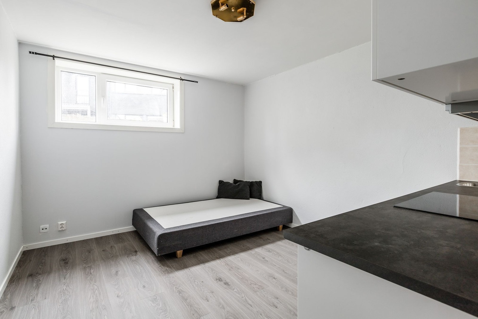 Det er innredet med kjøkken langs veggen i det man kommer inn, og det er plass til en seng, samt et koselig spisebord. Galleribilde