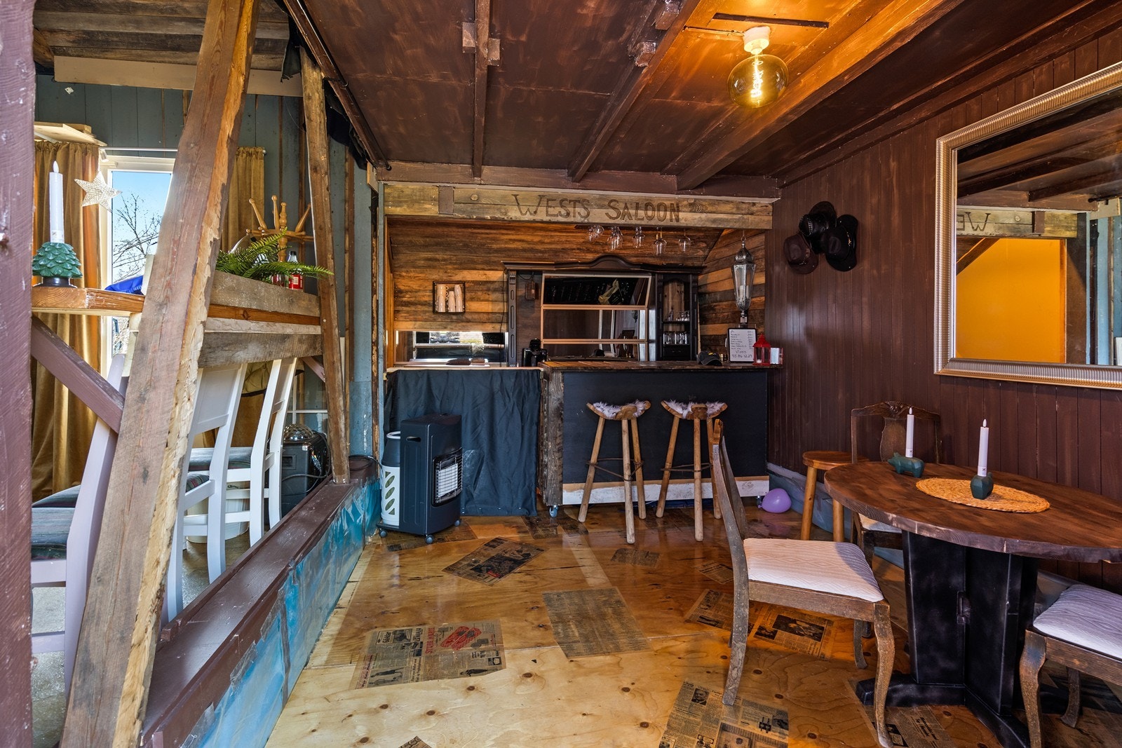 Innredet "bar" i uthus Galleribilde