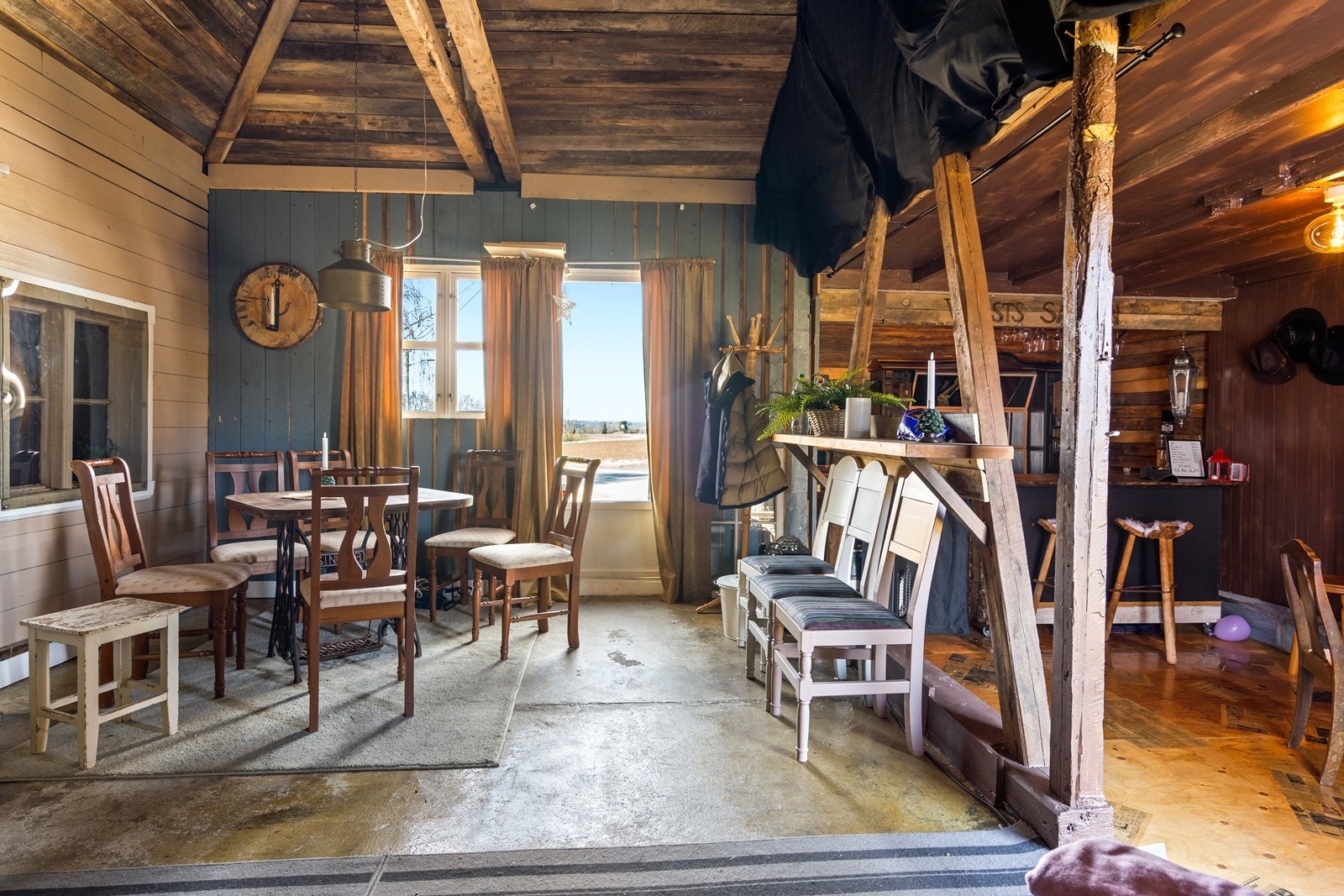 Sjarmerende uthus innredet med bar og diverse sittegrupper Galleribilde