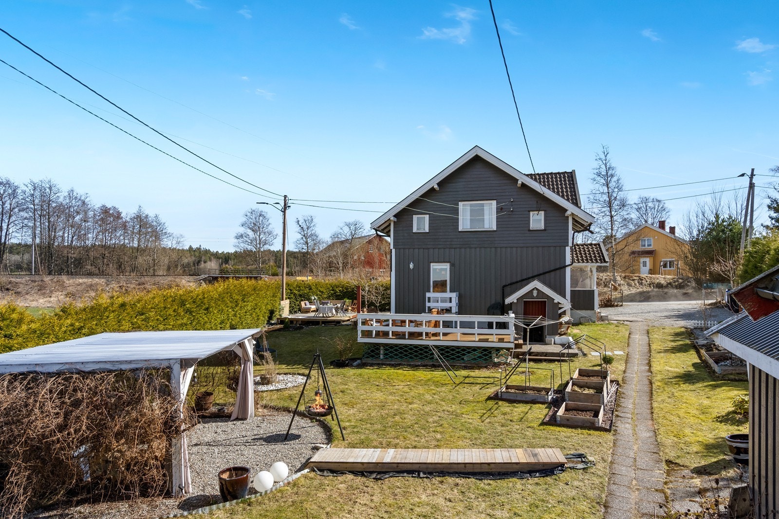 Romslig tomt med pent hageanlegg Galleribilde