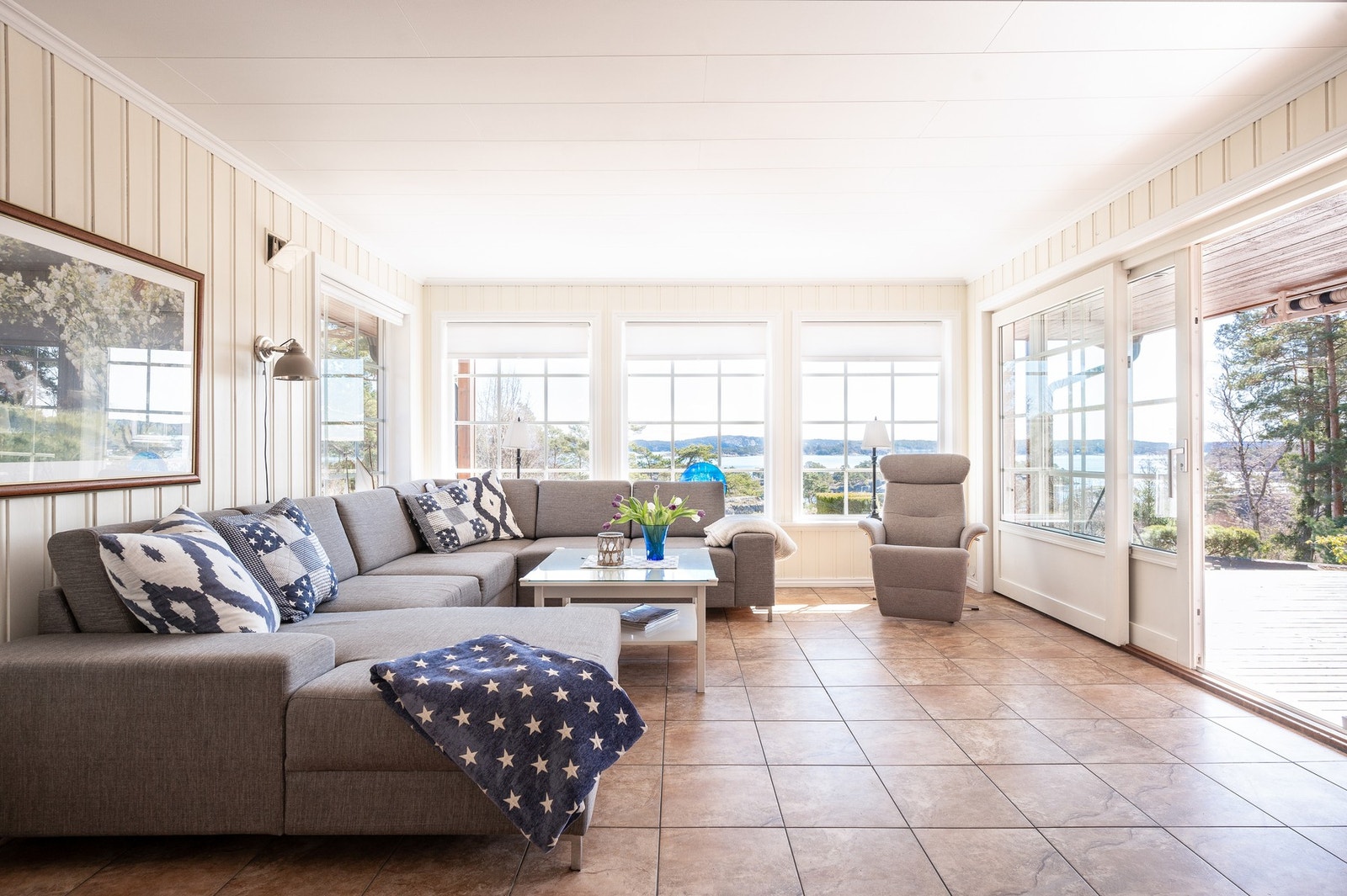 Romslig og lys stue med utgang til veranda, Galleribilde