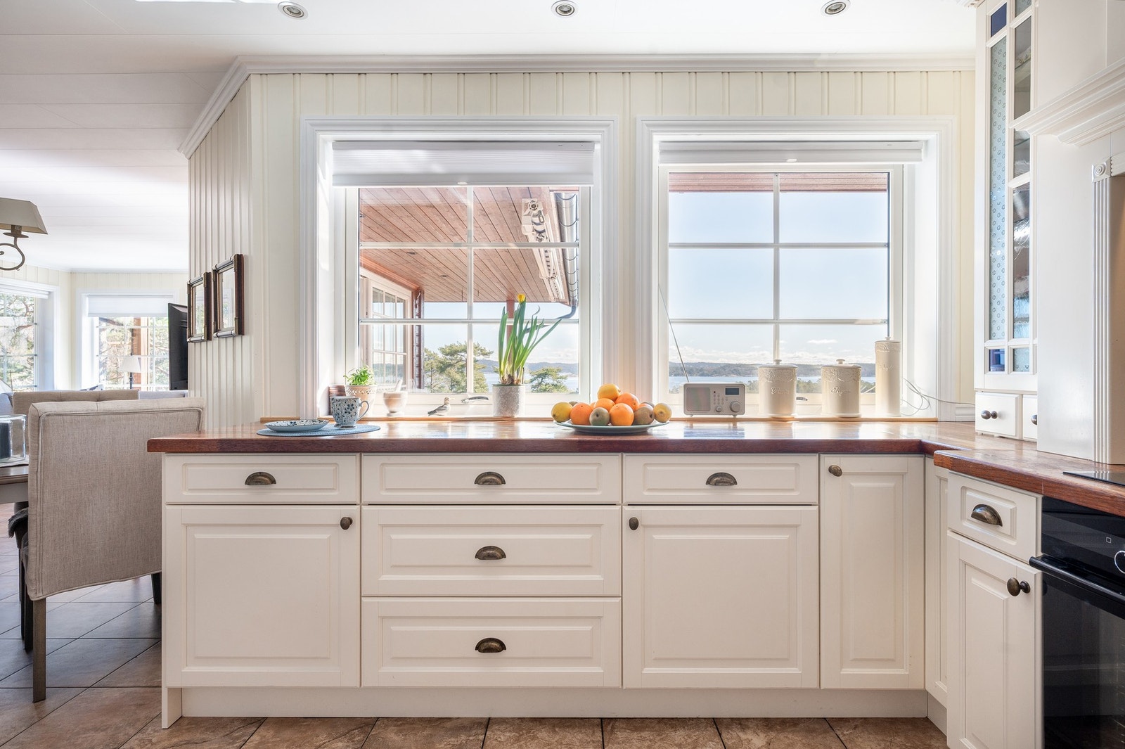 Innholdsrik innredning med hvitevarer og kjølehjørne Galleribilde