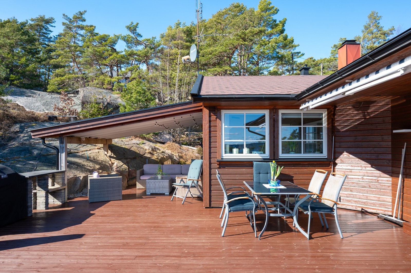 Solrik veranda som dels er overbygget )praktisk også for lagring vinterhalvåret). Galleribilde