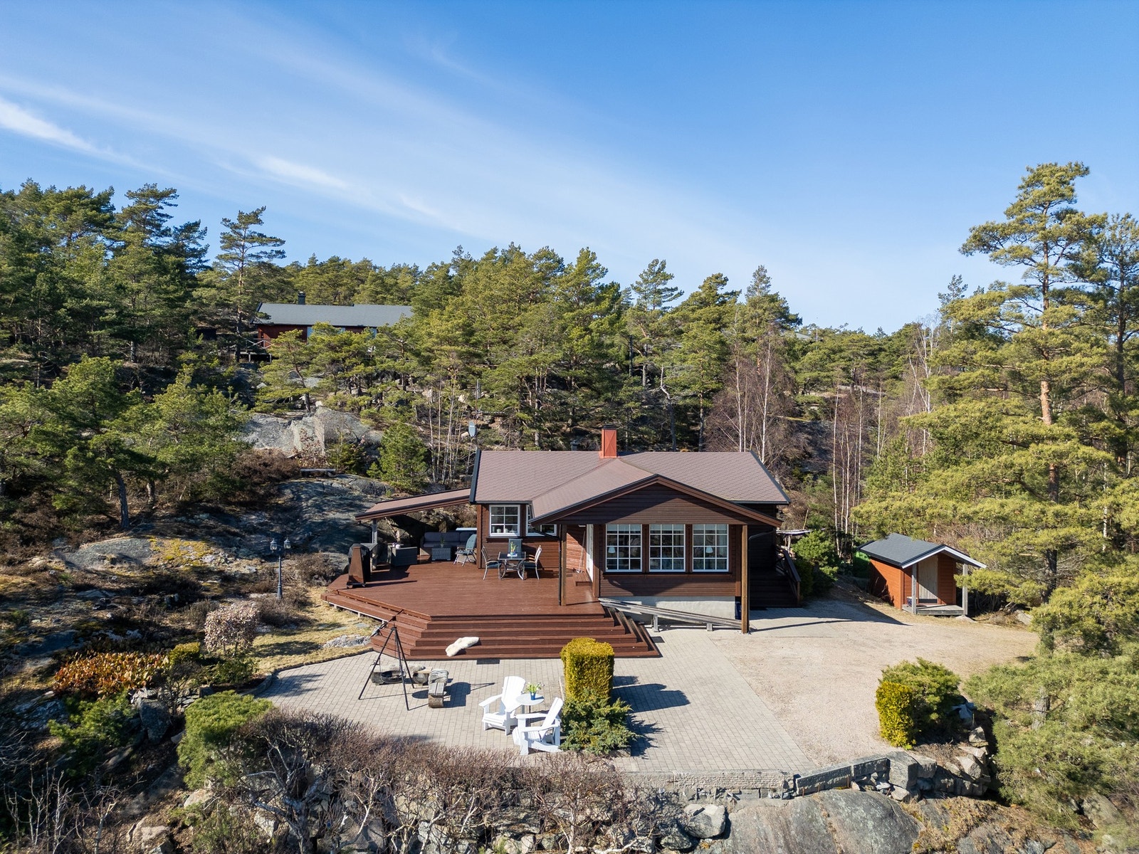 Hytta ligger på et lite platå, for seg selv med bilvei helt fram Galleribilde