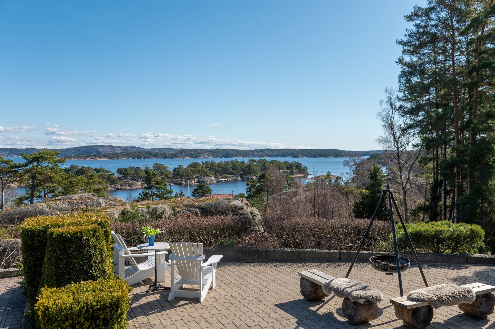 Opparbeidet tomt med steinsatt platting og prydbusker Galleribilde