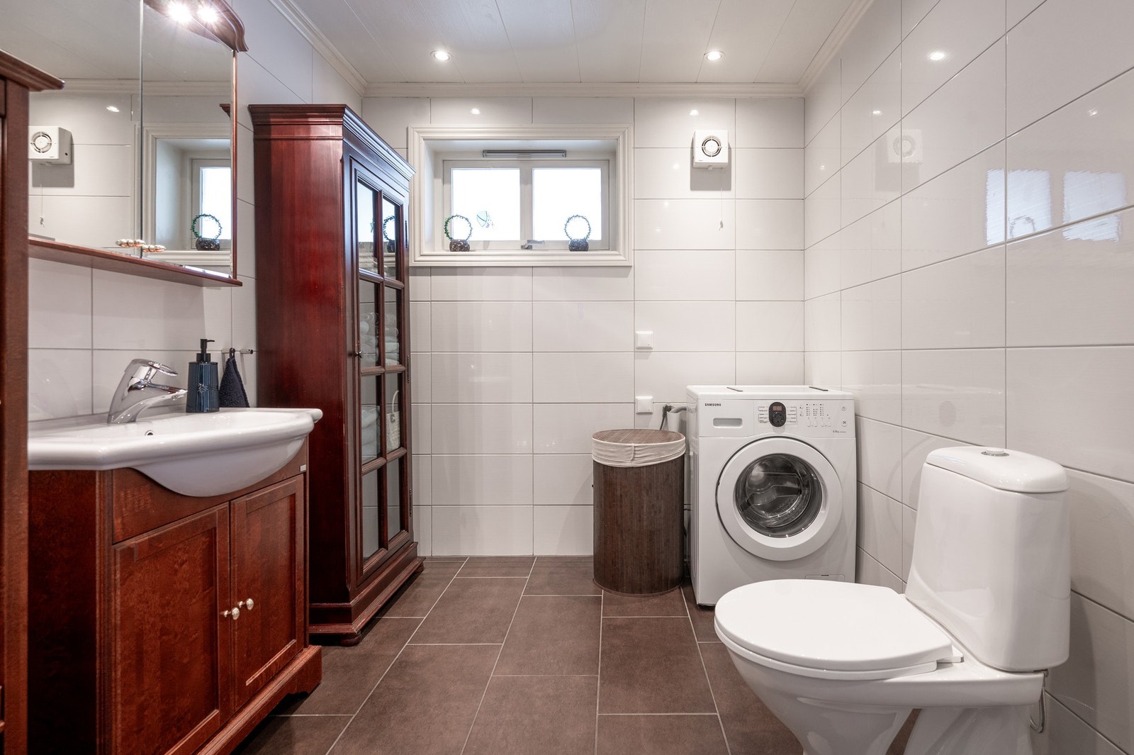 Stort, flislagt bad med varmekabler, dusjkabinett, wc og vaskemaskin Galleribilde