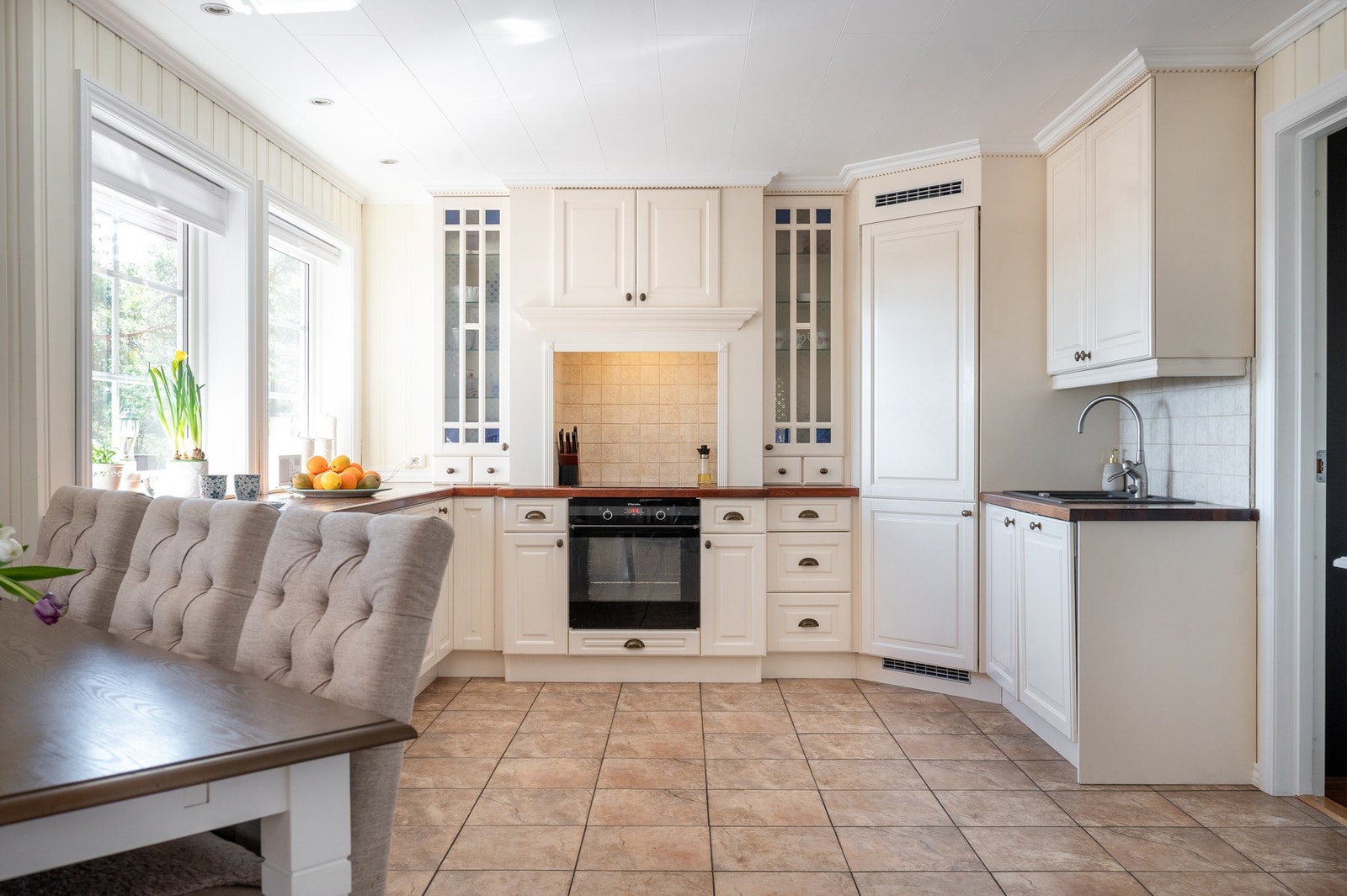 Romslig kjøkken med spiseplass (åpent mot stue) Galleribilde