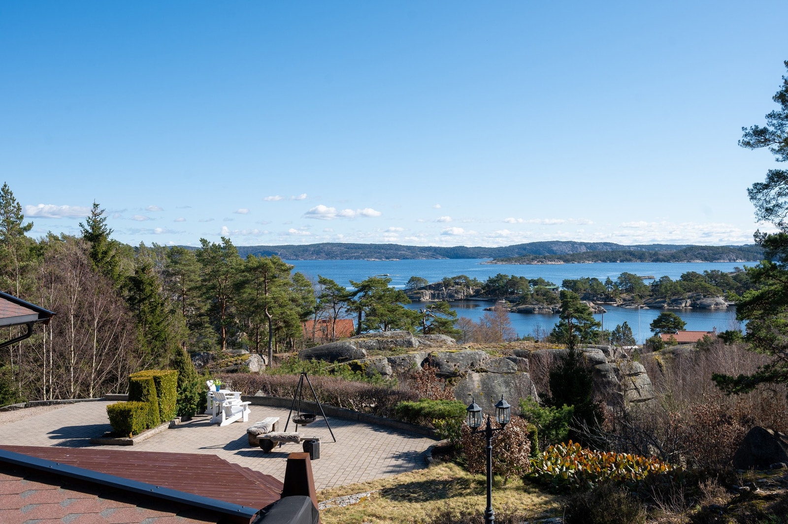 Sjønært og solrikt ved vakre Romsundet Galleribilde