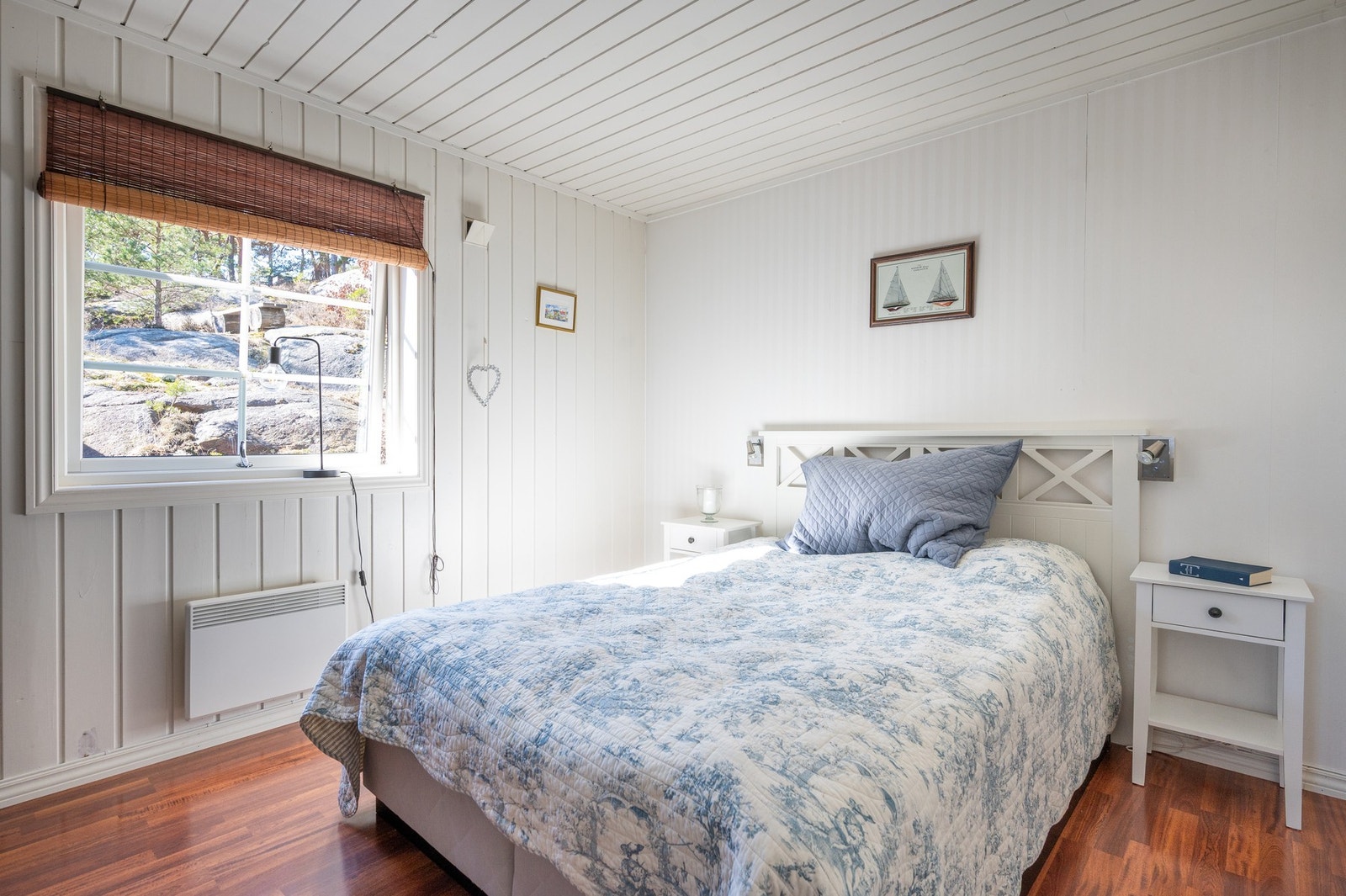 Hytta har 3 romslige soverom: Soverom 1 med skyvedørsgarderobe Galleribilde