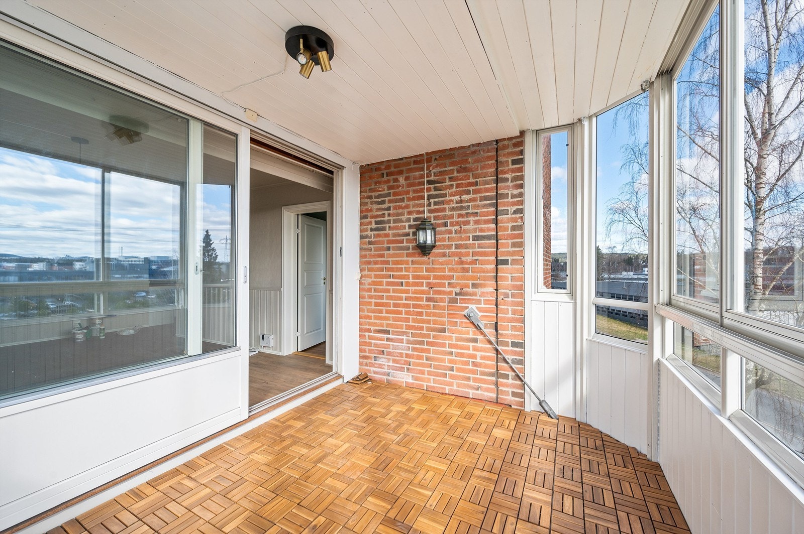 Balkongen er innglasset som gir en god bruksverdi store deler av året. Balkongen føles som en naturlig forlengelse av stuen, spesielt på sommerstid. Galleribilde