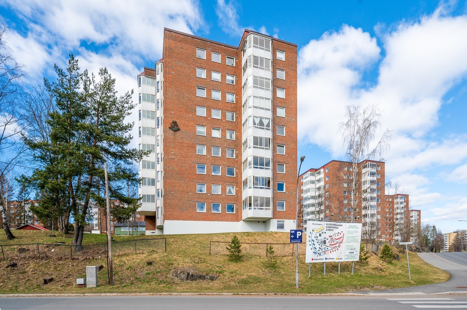 Det er kort vei til skoler, barnehager, buss og t-bane samt butikker og servicetilbud. Galleribilde