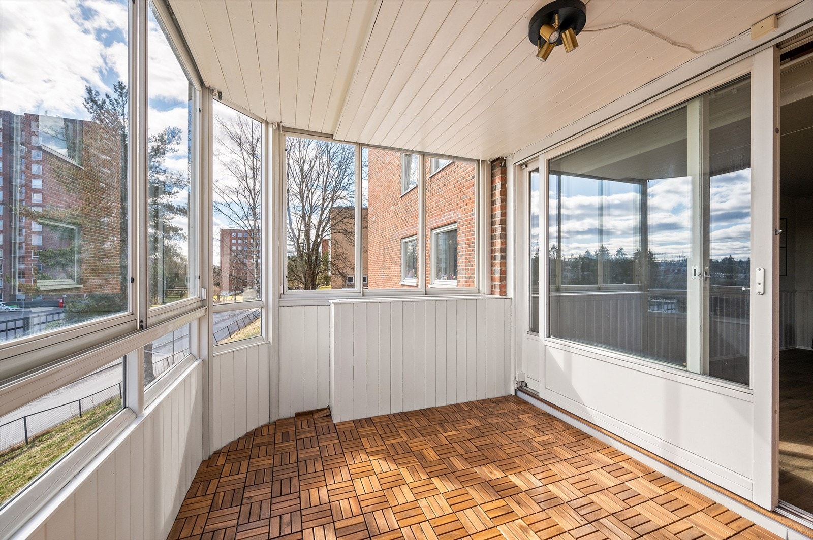 Her kan årets varme dager nytes rett utenfor egen stue i fredfulle og grønne omgivelser. God plass til sittegruppe og grill. Galleribilde