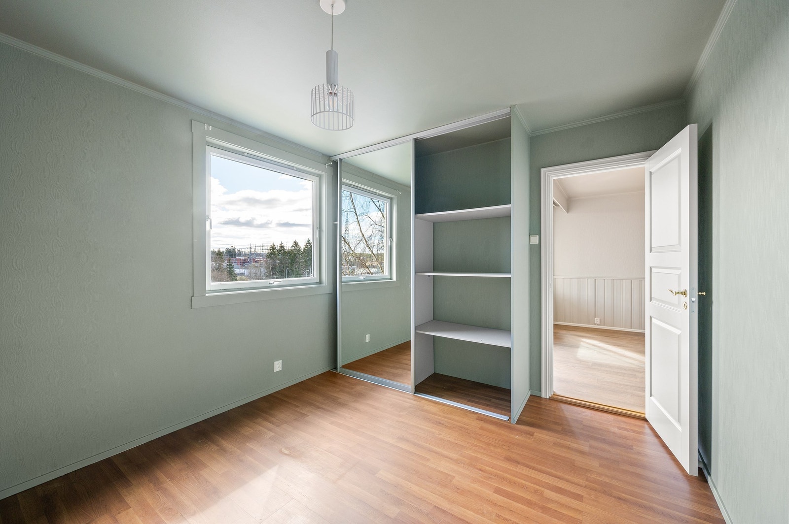 Hovedsoverommet kan enkelt innredes med dobbeltseng med tilhørende nattbord på hver side. Godt med oppbevaringsmuligheter i romslig og praktisk garderobeløsning. Galleribilde