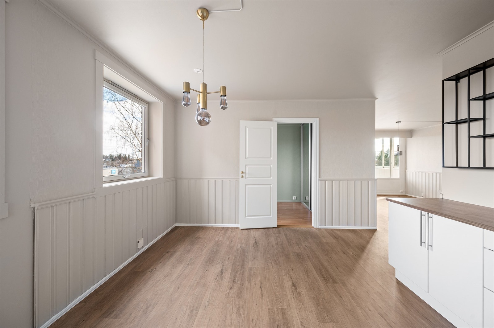 Kjøkkenet ligger i delvis åpen løsning med stuen, men er allikevel noe adskilt fra stuerommet. Galleribilde