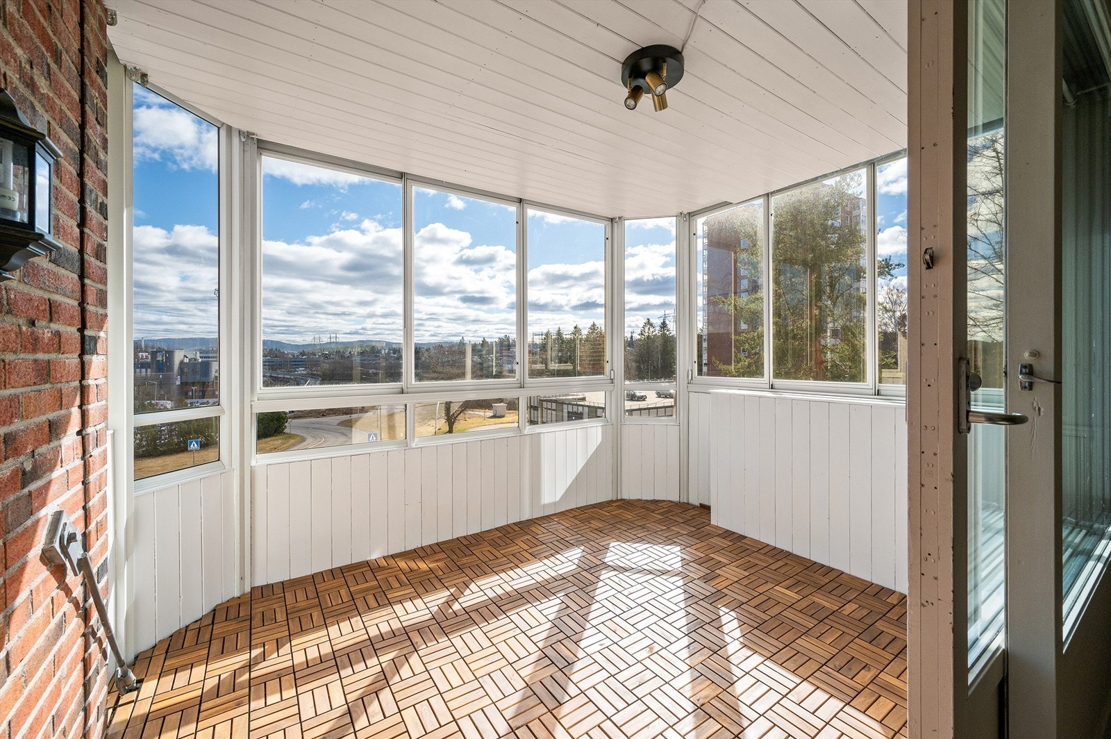 Fra stuen er det utgang til leilighetens herlige sydøstvendte balkong på ca. 10 kvm. Galleribilde