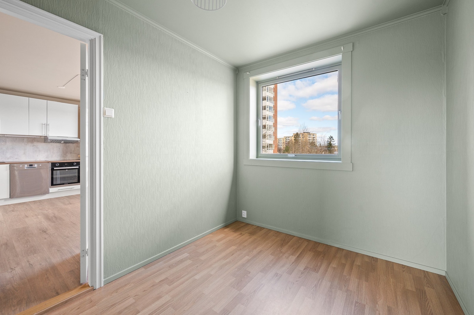 Leilighetens andre soverom er også romslig og passer ypperlig som barnerom, gjesterom eller kontor. Rommet har et praktisk garderobeskap for oppbevaring. Galleribilde