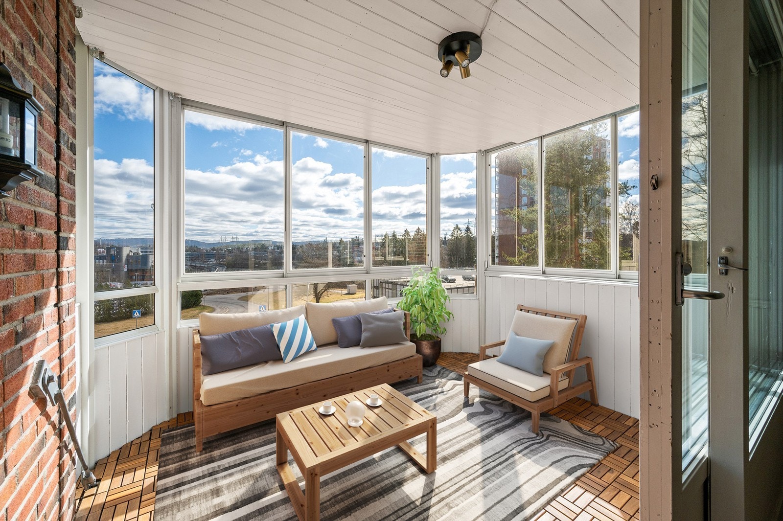 En romslig hjørneleilighet med barnevennlig, rolig og skjermet beliggenhet på Karihaugen. (Bildet er digitalt stylet) Galleribilde