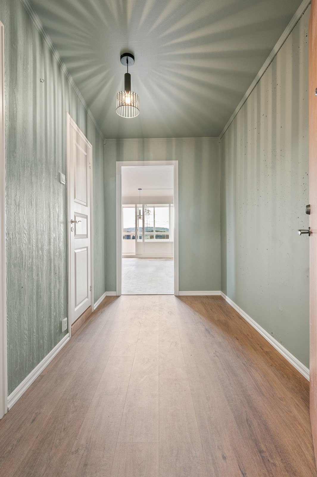 Velkommen inn! Leilighetens entré er romslig med plass til å henge fra seg yttertøy og sette fra seg sko. Galleribilde