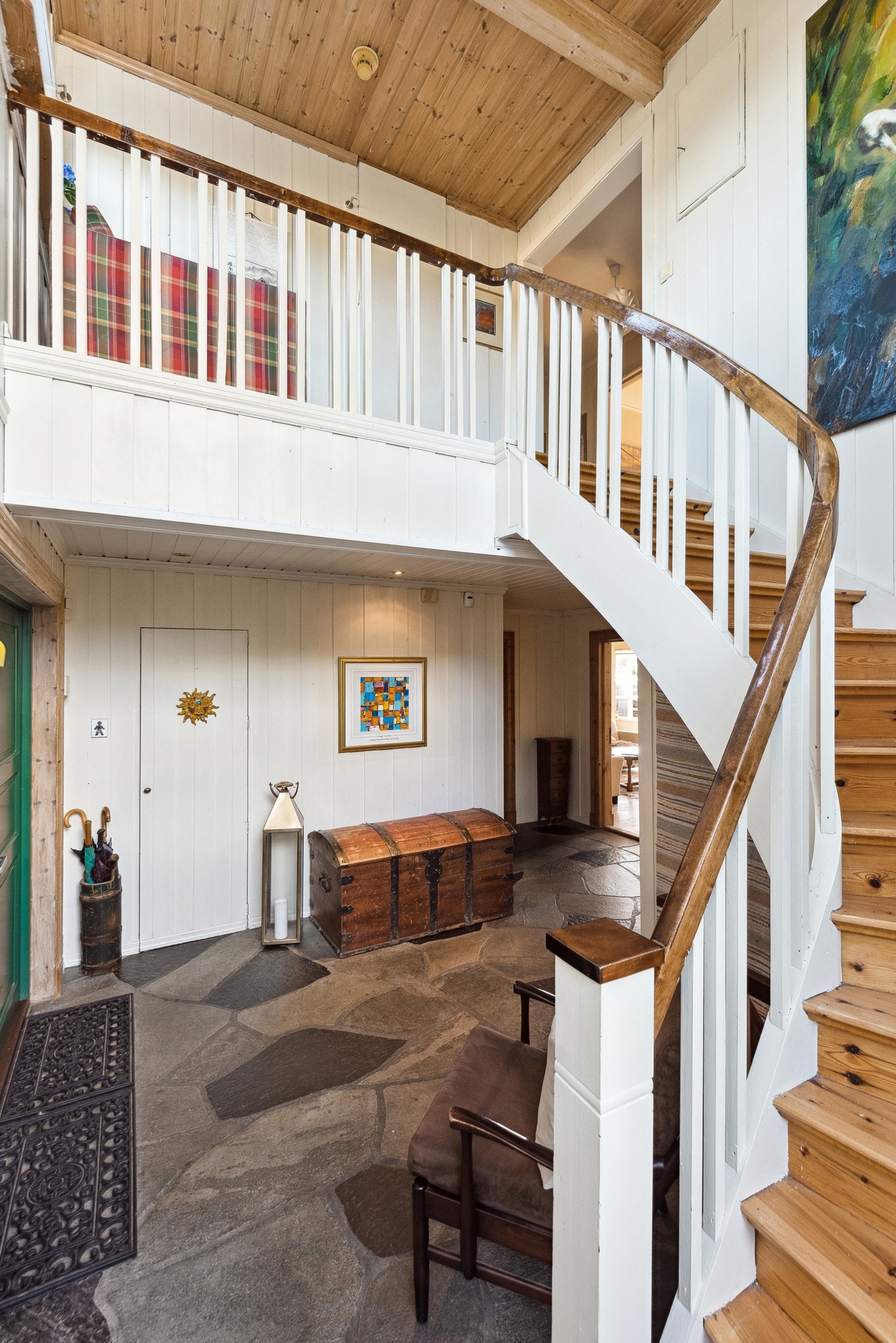 Trapp fører fra entré til 2. etasje hvor man bla. finner tre soverom, stue og bad Galleribilde