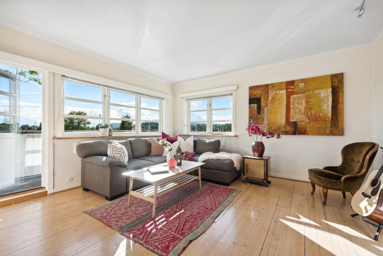 Stue i 2. etasje har utgang til sydvendt balkong på ca. 18 kvm som går langs den ene langsiden på boligen Galleribilde