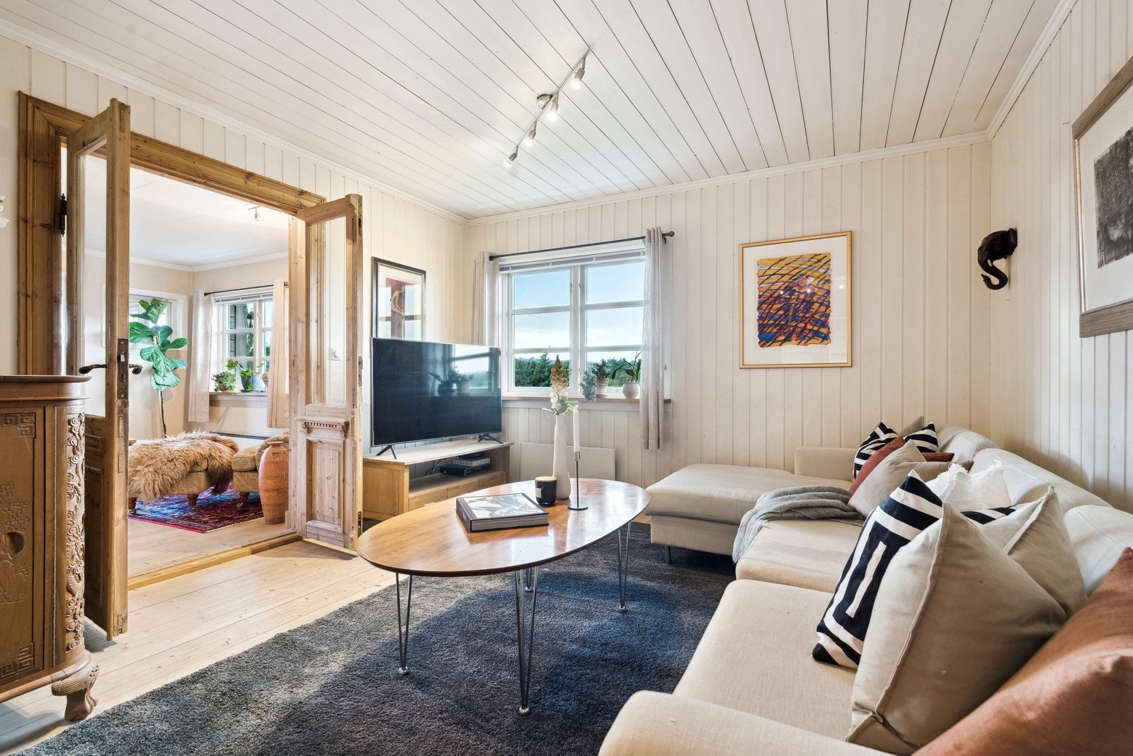 Mellom de to stuene er det tofløyet innerdør med glassruter Galleribilde