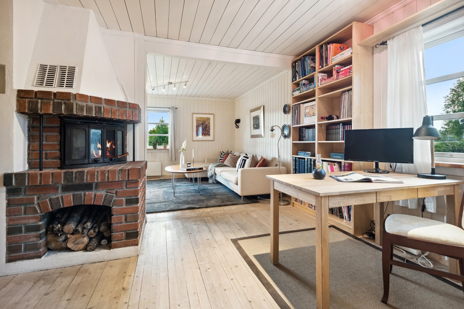 Stuene har flere møbleringsmuligheter og har flott lysspill pga. de mange vindusflatene Galleribilde