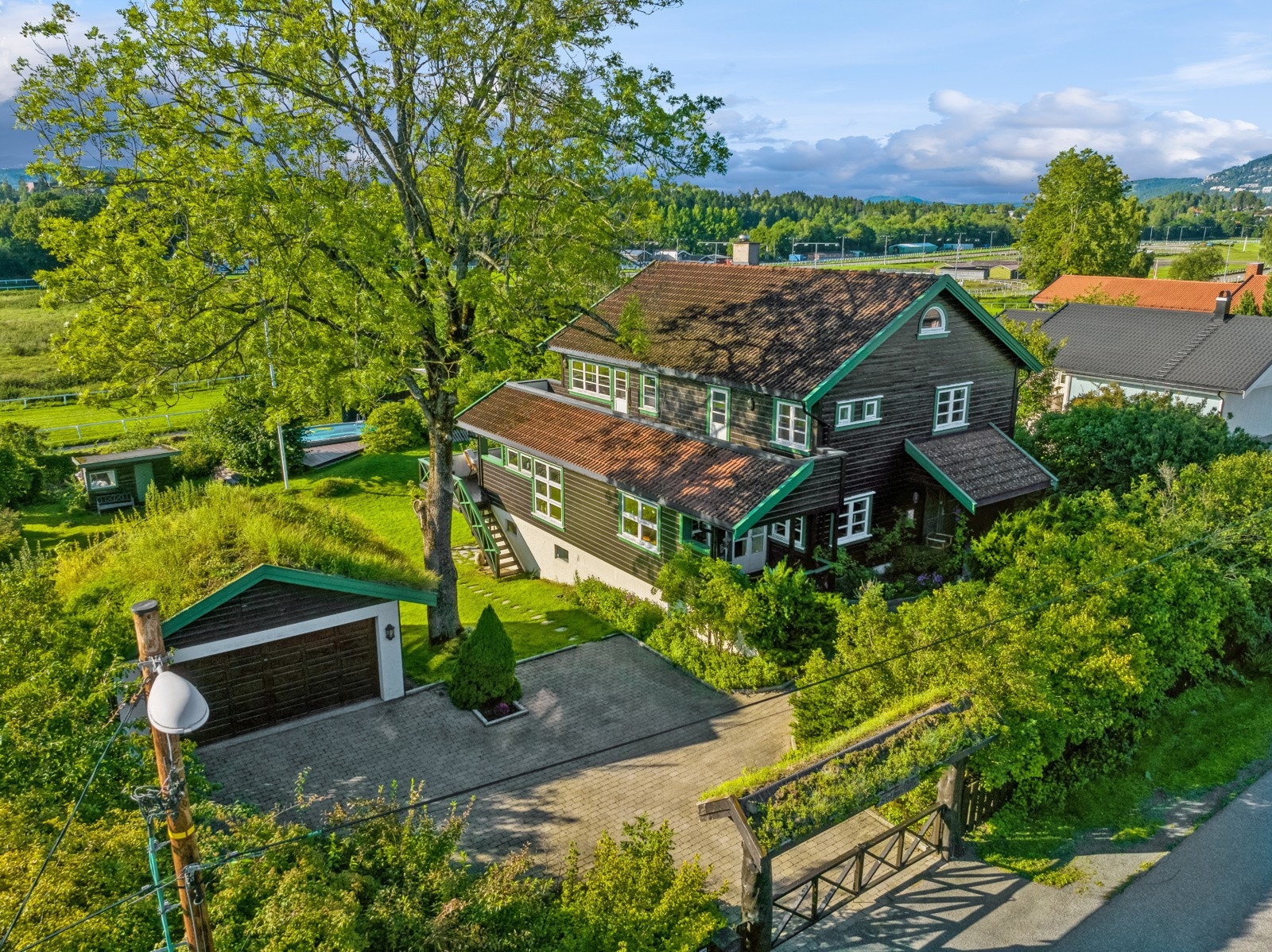 Boligen har en nydelig tomt med grense til Øvrevoll galoppbane Galleribilde