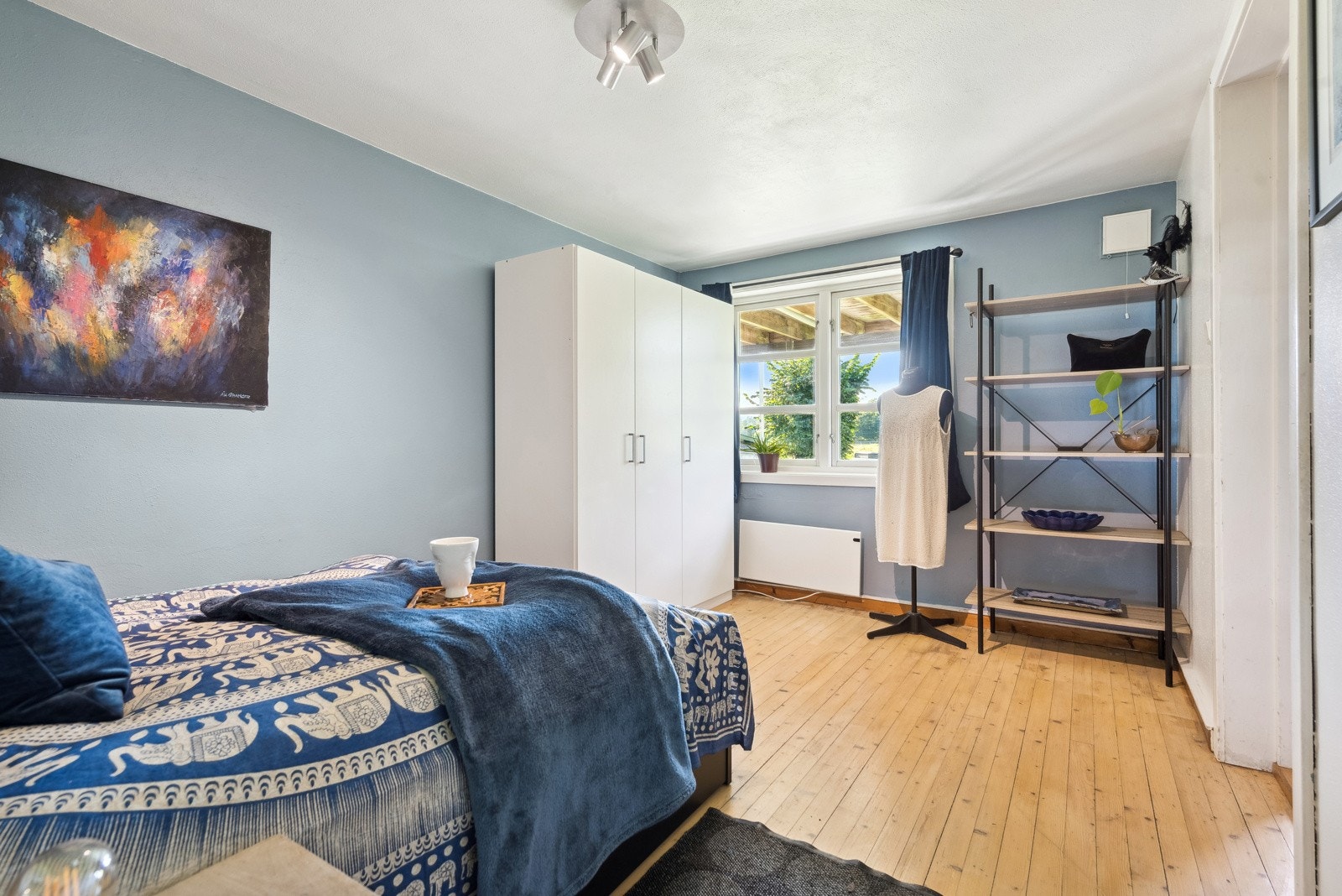 Soverom tilknyttet hybel. Det er uvisst om rommene brukt som hybel er godkjent for varig opphold, det er ikke søkt bruksendring til hybel Galleribilde